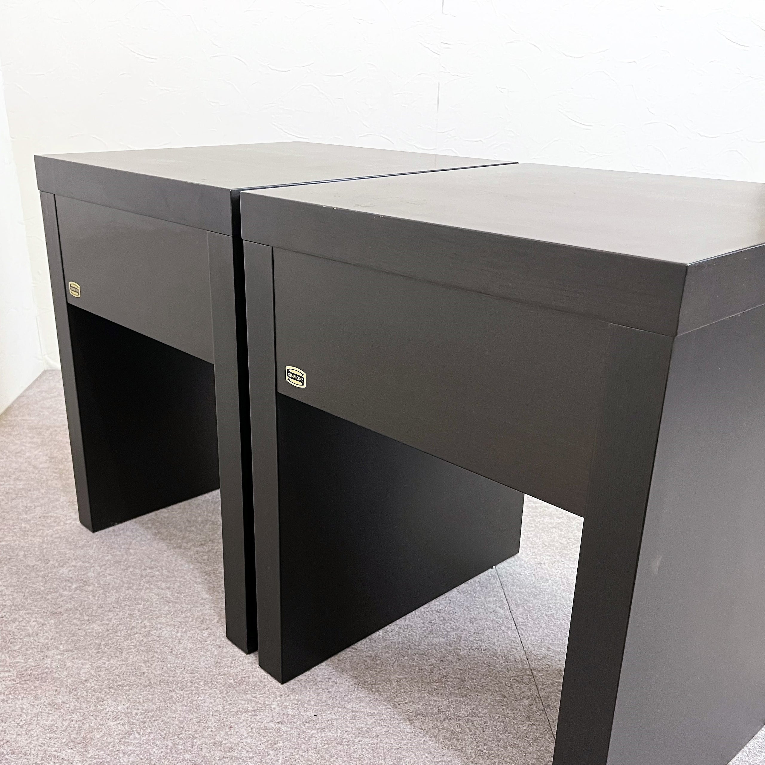 【中古家具】シモンズの　ベッドサイドテーブル　　引き出し有